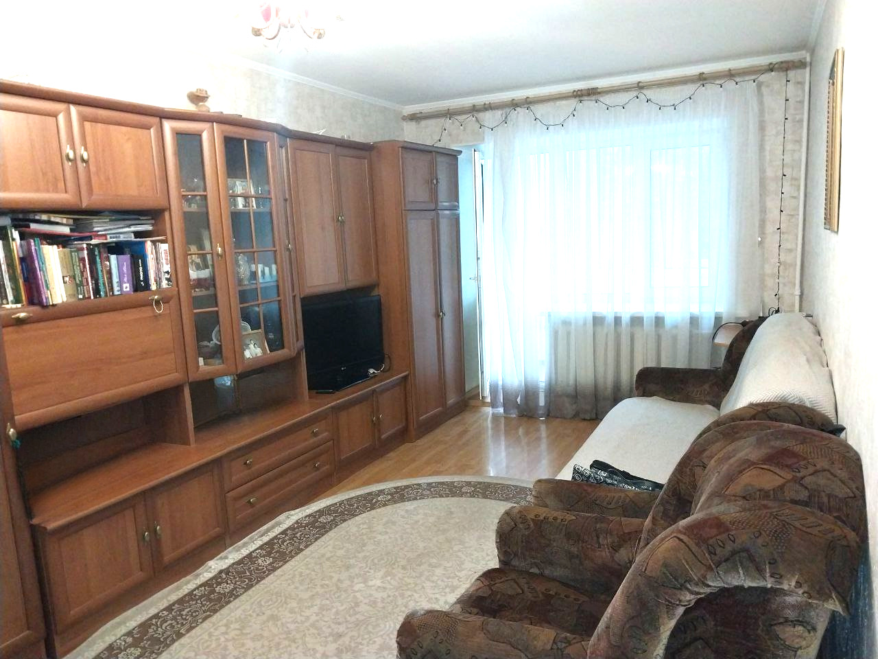 Арт. 73487428 
На прямой продаже 3х комнатная квартира в хорошем состоянии в центре! Заезжай и живи.

Отличный вариант для дружной семьи. Вы полюбите ее.

* Состояние квартиры достойное, ухоженное;

* В квартире очень тепло.

* Окна выходят на разные стороны дома.

* Просторная, уютная гостиная со в