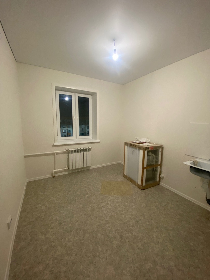 Арт. 80838419 
На продаже просторная 2х-ком. квартира. 
Новый дом, в квартире никто не жил. В данный момент закончена приватизация, все готово к продаже. 

+ Комнаты раздельные, санузел раздельный. 
+ Cвoя газовая котельная. А это означает небольшие платежи за отопление;
+ Пластиковые окна. Стены ок