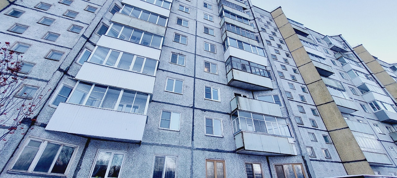 Арт. 88303985 
На прямой продаже трёхкомнатная квартира в развитом районе Соломбалы!
Соседи все хорошие и дружные ( семьи с детьми и пенсионеры).
В квартире сделан частично  ремонт : балкон и лоджия  застеклёны , поставлены стеклопакеты, заменены трубы и канализационный стояк на кухне , стены все ро