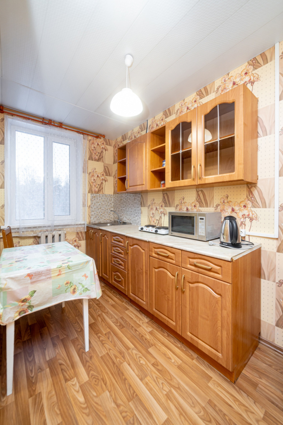 Арт. 89037553 
Продается уютная, очень теплая квартира с удобствами в деревянном двухэтажном доме, общей площадью 63,0 кв. м., в том числе комнаты 19,7, 13,8 кв. м, 12,6 и кухня 7,0 кв. м.
+ Дом ровный. Стоит на ж/б сваях;
+ Комфортный 2 этаж;
+ Электрика в хорошем состоянии; 
+ Санузел обшит панеля