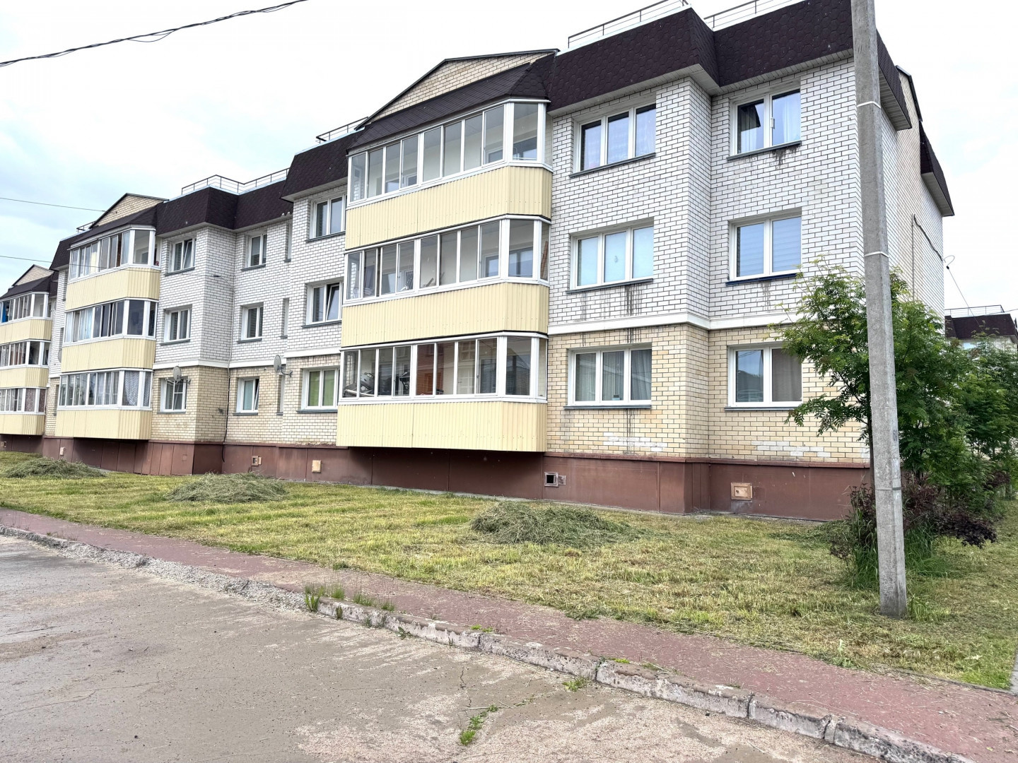 Арт. 92538306 
Кирпичный дом, обеспечивающий долговечность и тепло. 

Продаётся просторная однокомнатная квартира 
Общая площадь составляет 37.1 кв.м., жилая комната 16,7кв.м., кухня 9,2 кв.м., с выходом на балкон. 
(план приложен, можно сделать евродвушку, спальня с выходом на балкон и кухня-гостин