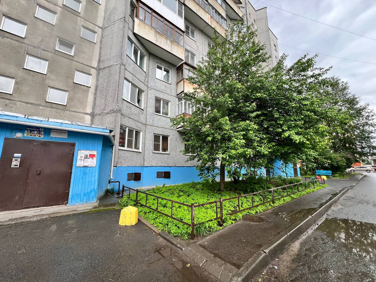 Арт. 97474153 
Продается двухкомнатная квартира в доме 93 серии, общей площадью 50.1 кв. м. в центре города!
Раздельные комнаты. Большая кухня! Балкон на 2 окна.
В квартире требуется ремонт. Это прекрасная возможность сделать его под себя! 
Прямая продажа. 2 взрослых собственника. Прописанных нет. В