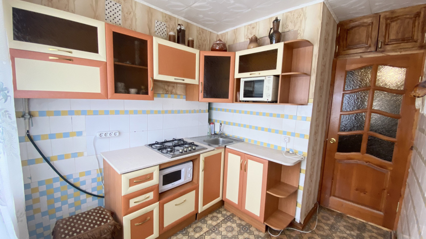 Арт. 99213561 
ВНИМАНИЕ!
На ПРЯМОЙ продаже двухкомнатная квартира в районе с развитой
инфраструктурой!
Это не просто квартира – это место, где начинается ВАША НОВАЯ
ЖИЗНЬ. 
БОЛЬШИЕ
окна открывают вид на зеленый двор, где дети играют на детской площадке, а
утром ВОСХОД окрашивает небо в мягкие пастел