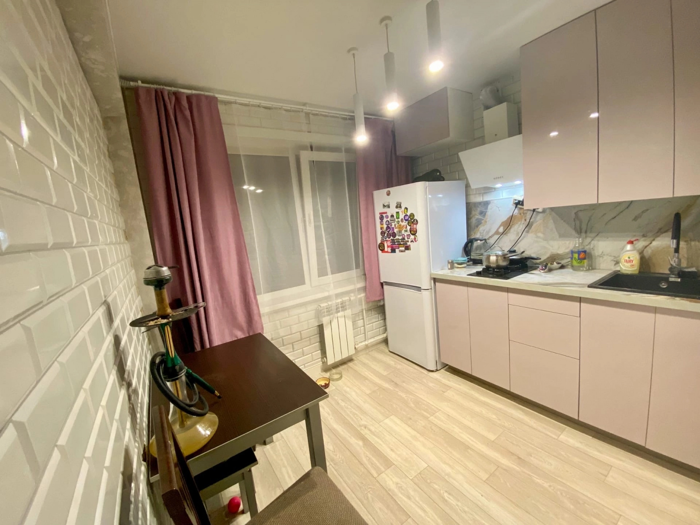 Арт. 102866596 
Продаётся уютная двухкомнатная квартира в брежневском доме после ремонта – идеальный вариант для комфортной жизни!

 **Просторные раздельные комнаты** – возможность обустроить пространство под свои нужды. 
 **Современный ремонт**: 
  - **Пластиковые окна** – тепло, тихо и не требует 