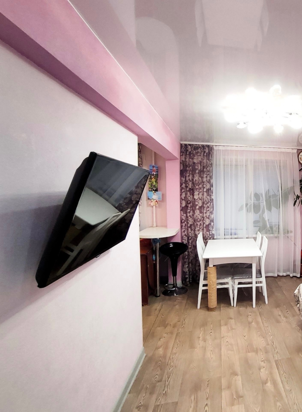 Арт. 105646284 
Продаётся просторная 4-комнатная квартира с евроремонтом в центре Архангельска

 Адрес: Смольный буян ул., 21, Ломоносовский район, г. Архангельск  

 Общая площадь: 61,6 м² (жилая — 47,2 м²)  
 Комнаты: 18,6 м² + 10,9 м² + 8,8 м² + 8,9 м² (перепланировка: кухня-гостиная, 2 детские с