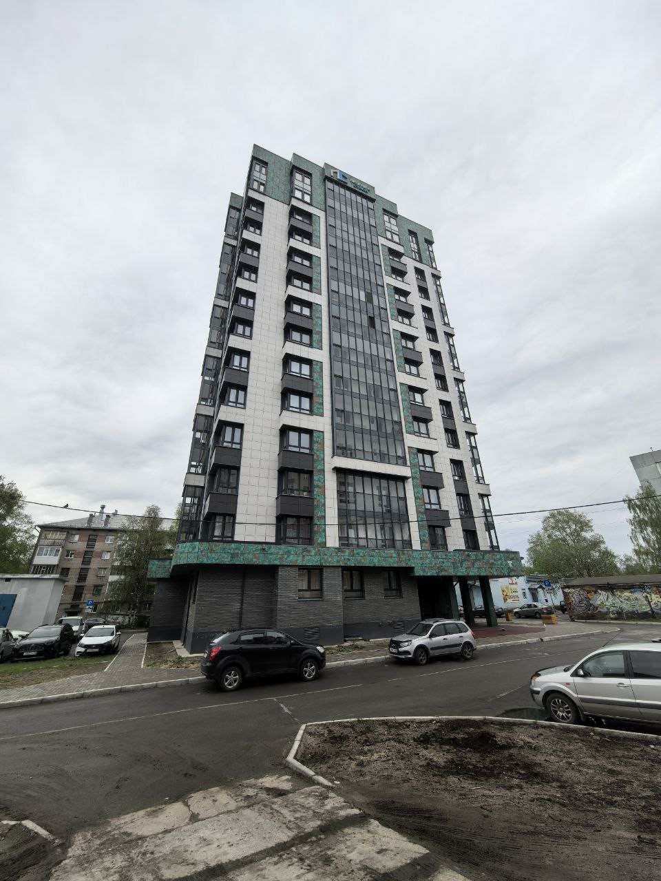 Арт. 105942214 
На прямой продаже евро-двухкомнатная квартира в ЖК Мята по адресу: город Архангельск, ул. Воскресенская, д.92 корп.3
Дом постройки 2023 года.
Квартира находится на 11 этаже, с шикарным видом из окна и не менее шикарной лоджией с панорамным остеклением.
В доме два лифта( грузовой и па