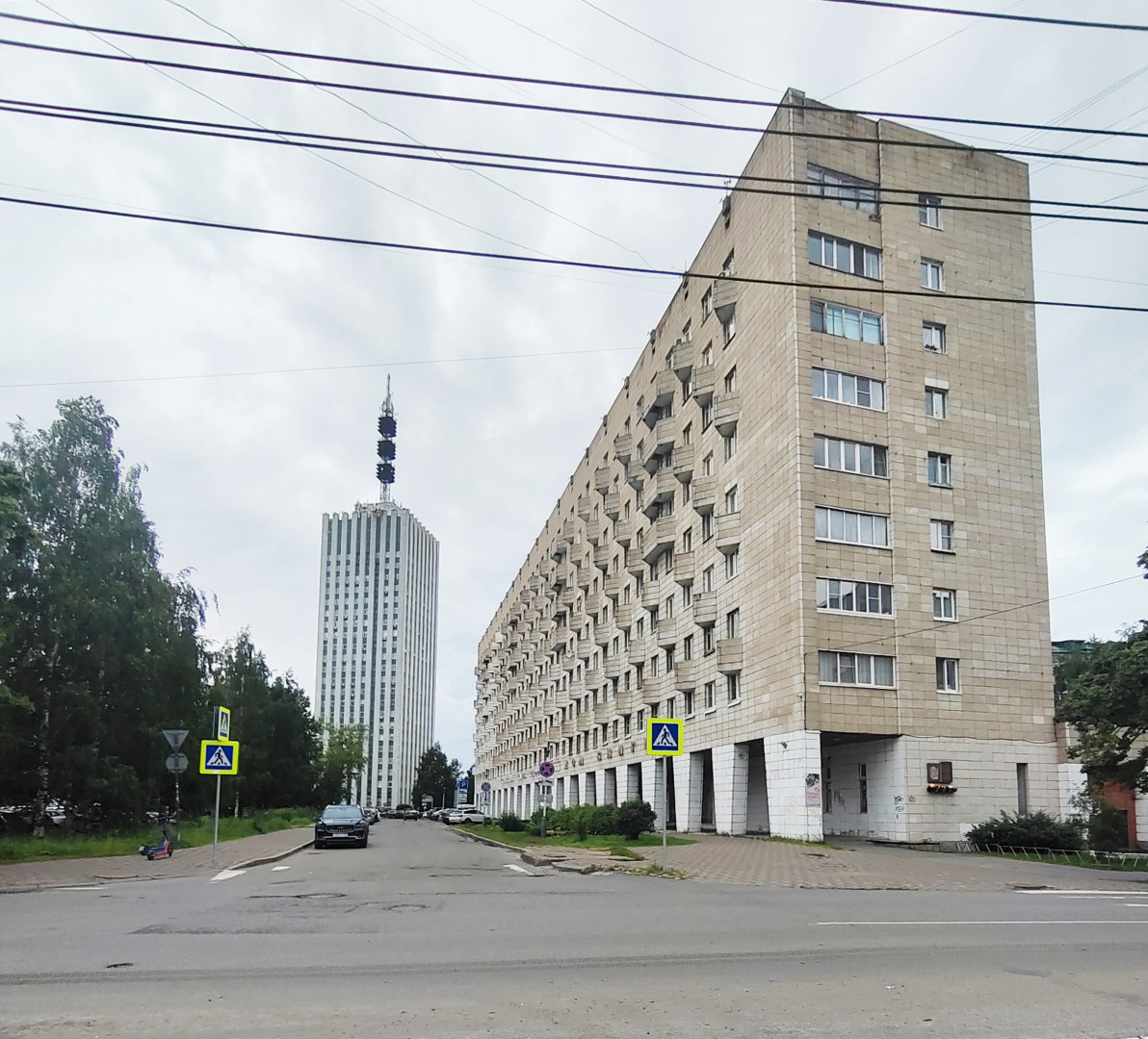 Арт. 110093289 
Купи или обменяй просторную 3-комнатную квартиру в самом центре города на площади Ленина! Квартира с момента постройки дома принадлежит одной семье.

+ кирпичный дом 1984 года постройки;
+ индивидуальные планировки;
+ очень теплая квартира;
+ удобная планировка;
+ раздельные комнаты;