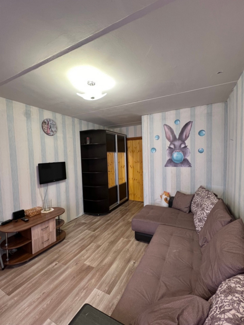 Арт. 68207219 
В продаже комната в  блок - секции.

*Секция на 2 комнаты закрывается на ключ. Состояние мест общего пользования хорошее. Кухней пользуется 4 комнаты. В кухне чисто и прибрано, разработан график дежурств. У каждой комнаты есть место для шкафчика  для  посуды и электроплита. Стиральная