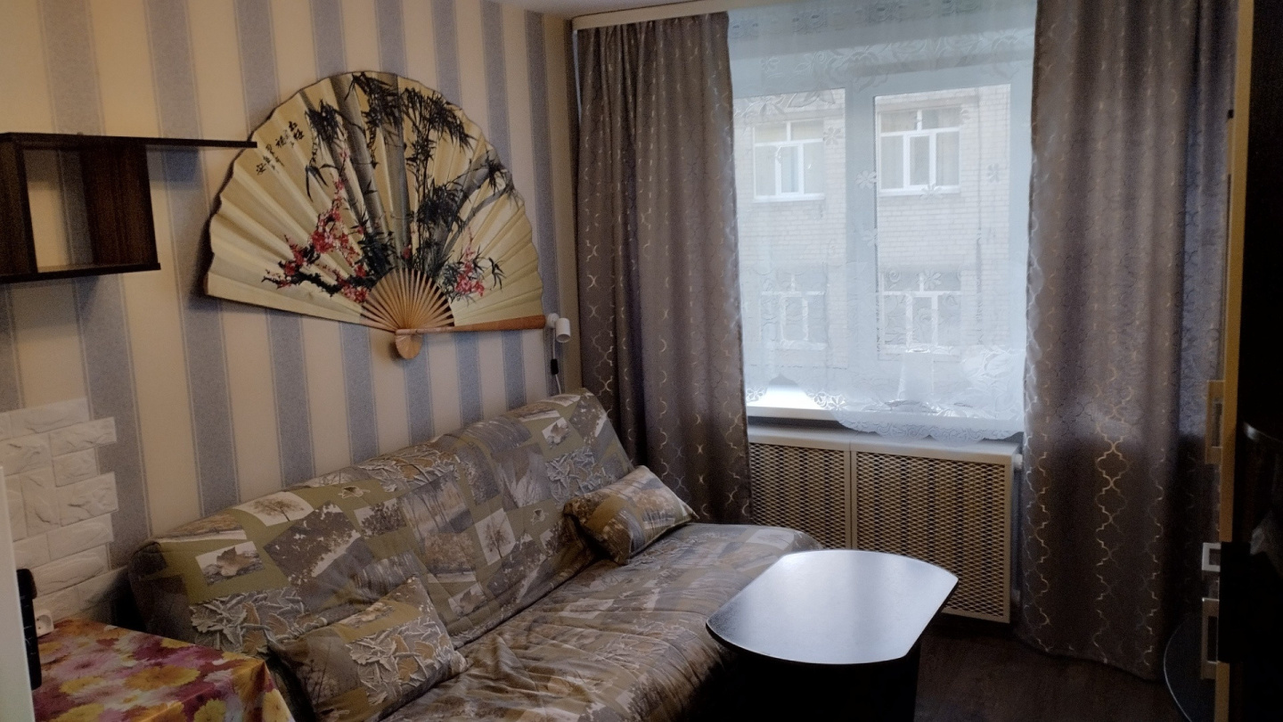 Арт. 68207367 
Продаётся  комната на втором этаже , пятиэтажного кирпичного дома .  Есть балкон.              Площадь комнаты составляет 11.1 квадратных метра.
Комната в отличном состоянии, укомплектованы мебелью и техникой. Коридорный тип.
Места общего пользования содержатся в чистоте, производится