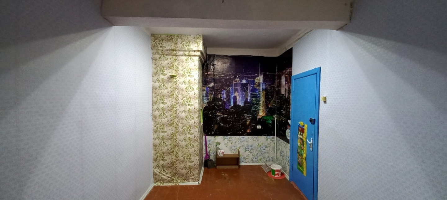 Арт. 68207371 
Продаётся комната в трёхкомнатной квартире.
Дом кирпичный.
Отапливается комната с помощью эектрического обогревателя. 
Совмещённый санузел с душем и водонагревателем. 
На кухне есть пространство, куда сможете поместить свою мебель и технику. 
 
Преобретена была комната на средства мат