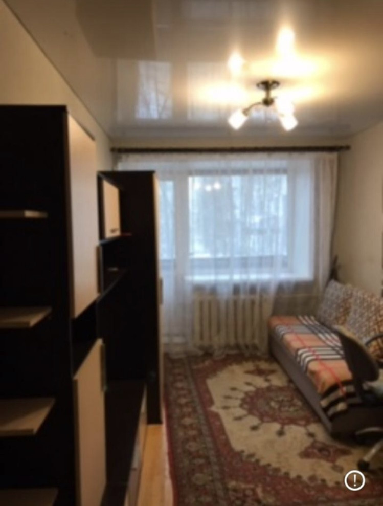 Арт. 71871611 
Продаётся комната-студия с балконом на втором этаже  , пятиэтажного кирпичного дома .                                                Площадь комнаты составляет 14.6 квадратных метра.
Комната в отличном состоянии, укомплектованы мебелью и техникой. Коридорный тип.
В комнате установлен 