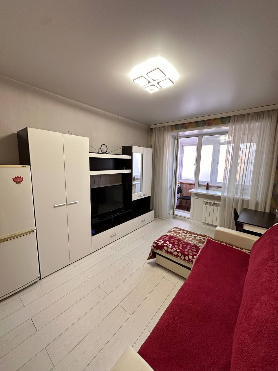 Арт. 87854979 
Продается доля( жилая комната) в пятикомнатной квартире.

ул. Гагарина, д. 10
12, 6 м2 жилая + подсобные помещения

Дом кирпичный, толстые стены, хорошая звуко- и теплоизоляция.

Состояние комнаты отличное, капитальный ремонт 2023 года, комната с балконом , балкон застеклен стеклопаке