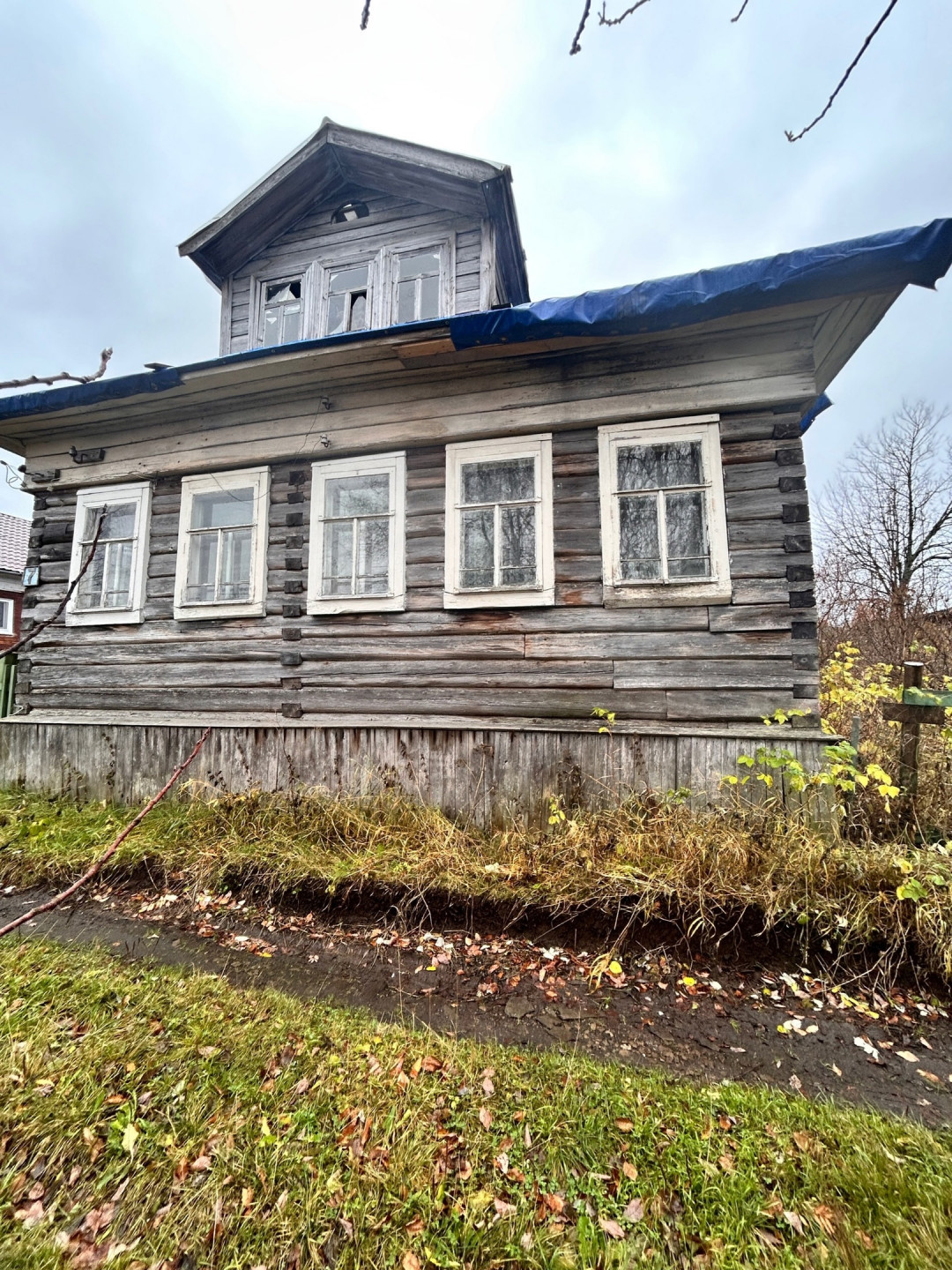 Арт. 77834317 
Сегодня многие из нас мечтают о загородном доме, но не всегда удается найти идеальное место. Я рада представить вам уникальную возможность — земельный участок в живописной и тихой деревне, всего в нескольких километрах от города!

На участке расположен дом 1924 года постройки, который