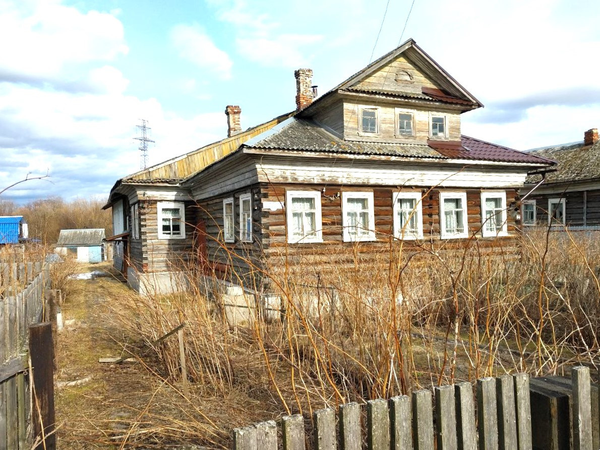 Арт. 102741980 
Предлагается к продаже 1/2 дома в Архангельске, с участком (земли населённых пунктов, городская прописка).
О доме:
• Дом рубленный из бруса.;
• Монолитный ленточный фундамент.;
• Бетонный погреб.;
• Предназначен для круглогодичного проживания.;
• Печи в отличном, исправном состоянии.