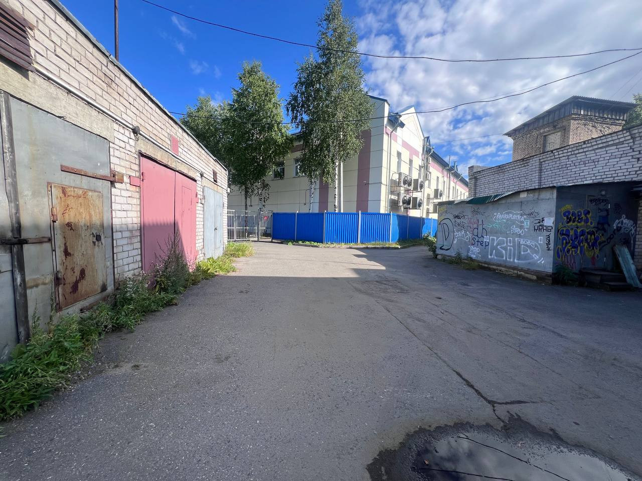 Арт. 71730226 
На прямой продаже кирпичный гаражный бокс в кооперативе «Лотос».
1994 года постройки. Электричество есть. Зимой проезд в кооператив чистят.
Площадь-20,2 кв.м., высота помещения 2,86.