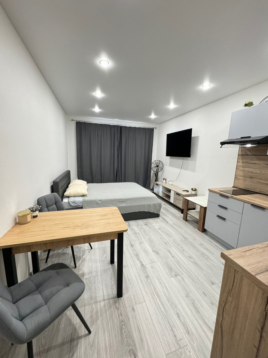 Арт. 74364118 
Сдаётся в аренду красивая, стильная студия в центре города, в новом кирпичном доме, с качественным ремонтом!

Есть вся необходимая техника и мебель: двуспальная кровать, телевизор, кухня, стол, стулья, стиральная машина, водонагреватель, микроволновая печь, холодильник, чайник, вентил