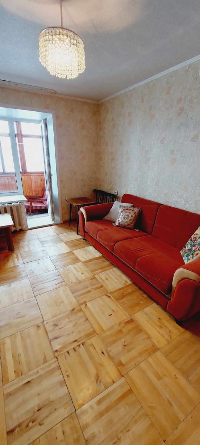 Арт. 97559059 
На длительный срок сдаётся отличная , однокомнатная квартира в центре города!
В квартире есть всё необходимое для проживания: два дивана, вместительные шкафы, две гардеробные ( в одной из них оборудован компьютерный стол), кухонная мебель, холодильник, стиральная машина!
Двойная входн