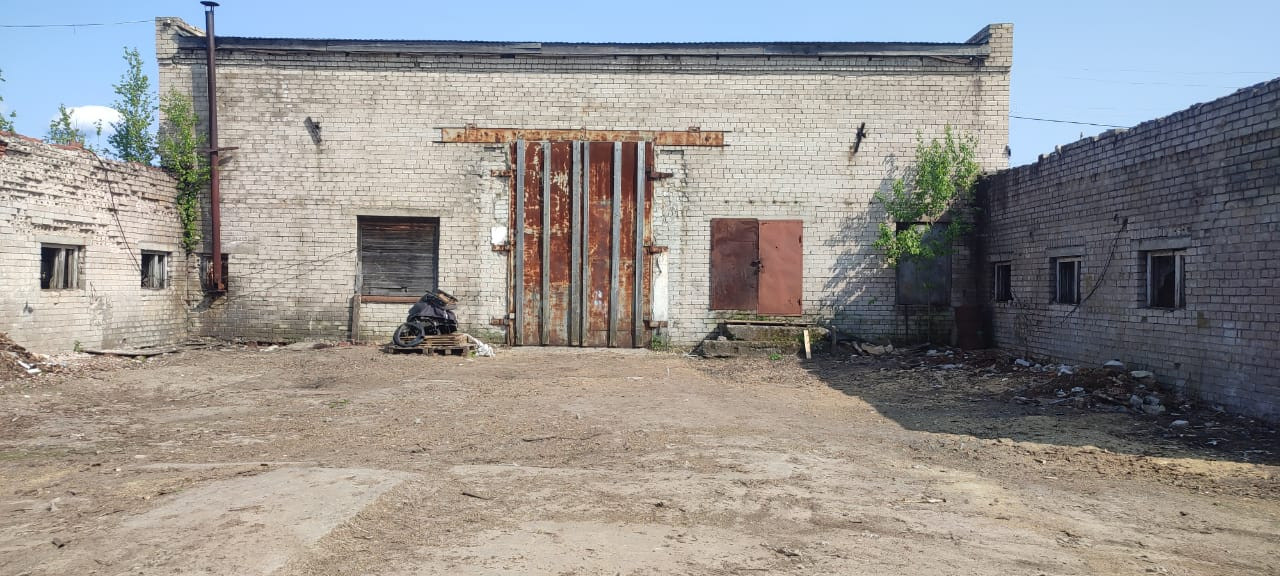 Арт. 106666031 
Сдается кирпичное помещение 165 кв.м. в Жаровихе (пр. Ленинградский, д. 442) под автосервис, производство, гараж и другое. БЕЗ КОМИССИИ ДЛЯ АРЕНДАТОРА!

+ закрытая территория;
+ хорошие подъездные пути;
+ высокие ворота – высота 4 м, что позволяет заезжать спецтехнике и грузовым авто