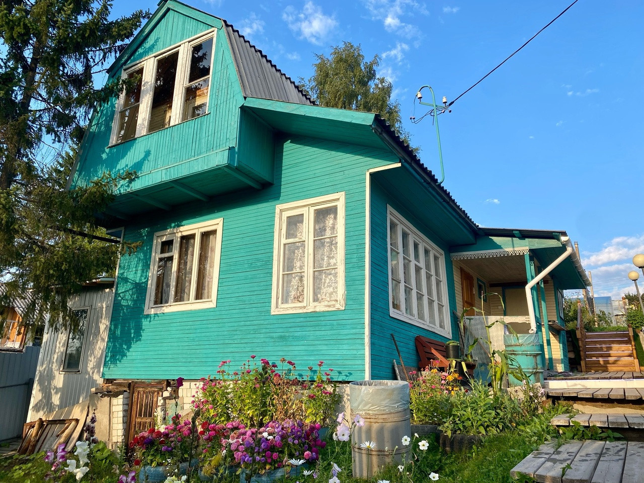 Арт. 73883882 
В продаже дачный участок с домом и баней, СНТ Строитель

Дом из бруса 150х150 на бетонном фундаменте, на первом этаже комната кухня и веранда, Так же комната на втором этаже, есть небольшой балкон 
Баня 3х5 в хорошем состоянии, вложений не требует
На участке располагается большая бе