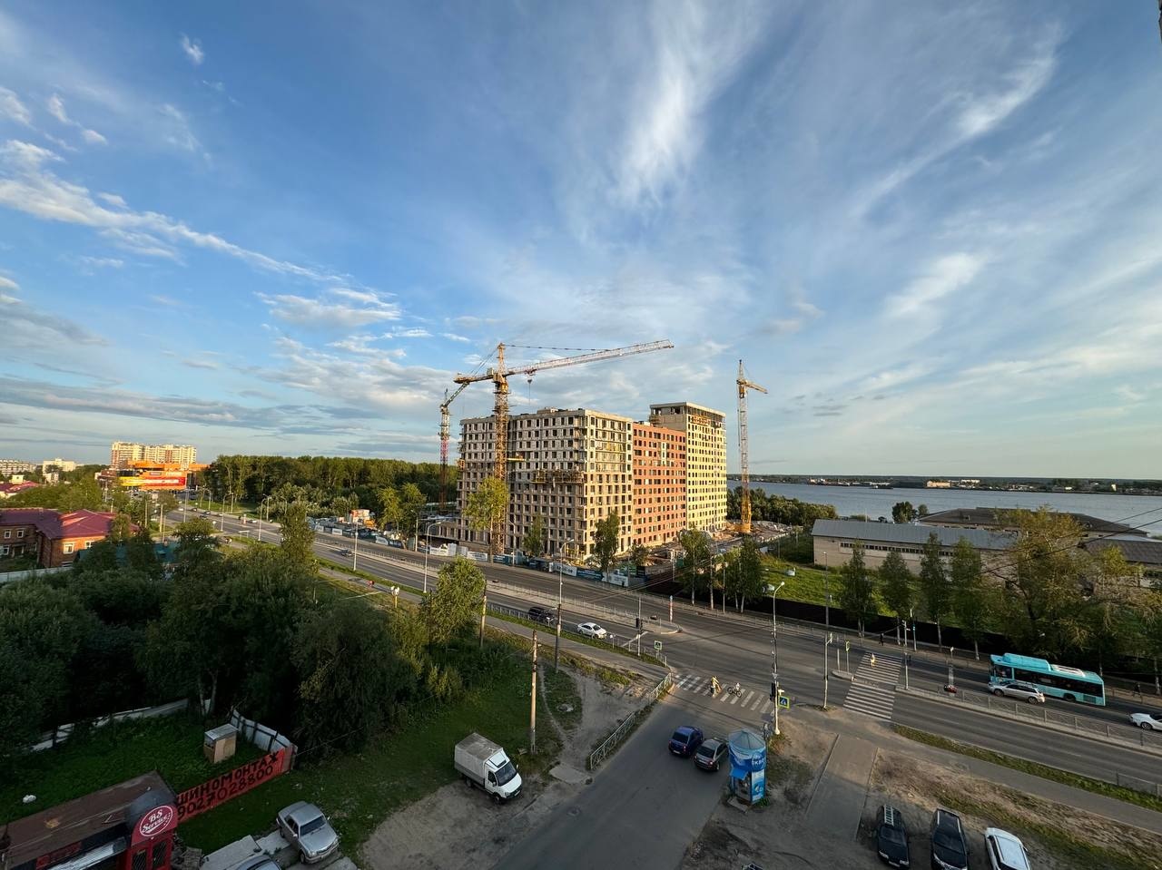 Сдaетcя просторная однокомнатная квартира!
Кирпичный дом индивидуальной планировки, ул. Касаткиной 3.

Общая площадь 40,5 кв.м., 7/9 этаж.
Просторная комната и кухня. Два балкона.
Oкнa выходят на улицу, из окна видно реку.
В квартире есть: холодильник, плита, духовой шкаф,
стиральная машина, диван, 