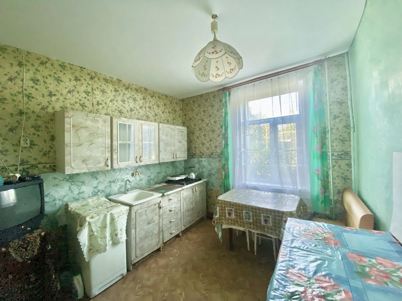 Арт. 98729435 
Продаётся двухкомнатная квартира на острове Бревенник. в 2023 году дом был признан аварийным, от этого и такая низкая стоимость. 
из плюсов:
+ Все кона, кроме туалета, поменяны на стеклопакеты;
+ Очень хорошие соседи. Шумных и пьющих нет;
+ В 2009 году был капремонт. Утеплялись полы и