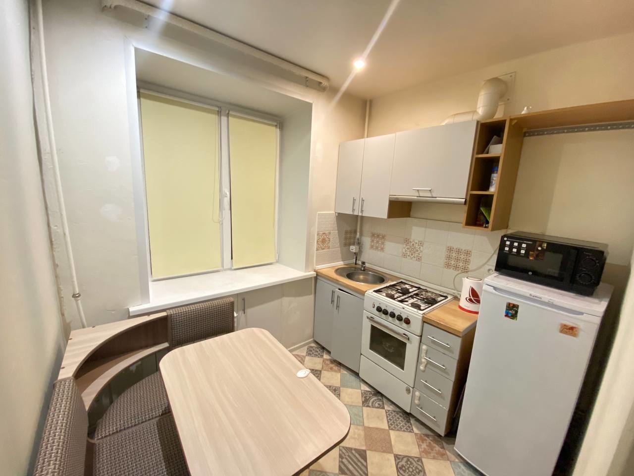 Сдается 2-х комнатная квартира в хорошем состоянии!

Сроком до 1 июля 2026 года.

Отличное месторасположение,центр города.
Все в шаговой доступности.
В квартире есть все необходимое для проживания(мебель,бытовая техника,посуда)

По условиям аренды 28000+ку
Залог 10000 руб за имущество.При освобожден