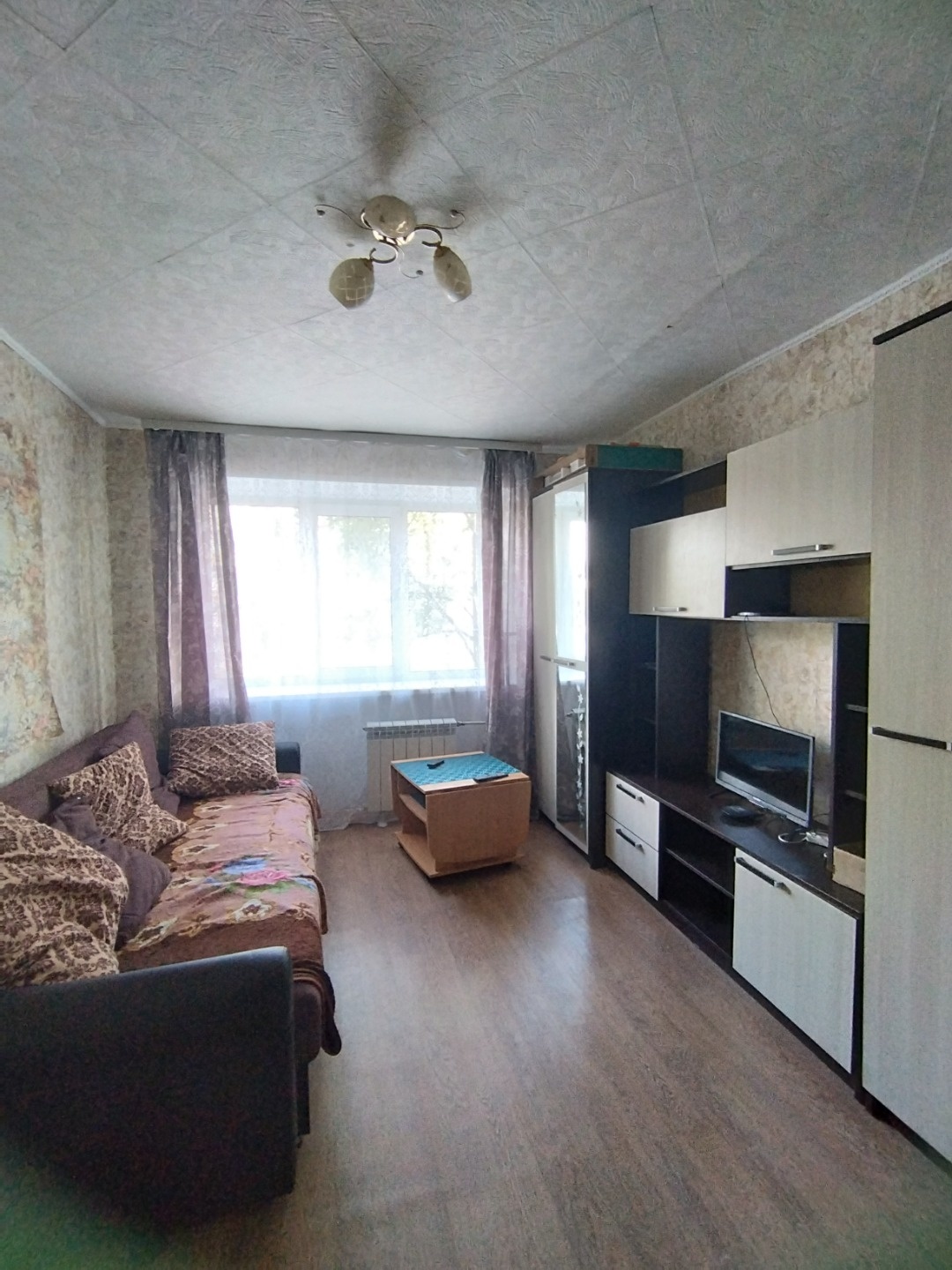 На прямой продаже комната на 2м этаже пятиэтажного кирпичного дома.  В доме коридорная система  кухня и санузел на этаже. Санузел и постирочная на ключе. Практически все, что есть в комнате останется новым владельцам.
1 взрослый собственник. 
Быстрый выход на сделку. 
Звоните и записывайтесь на пока