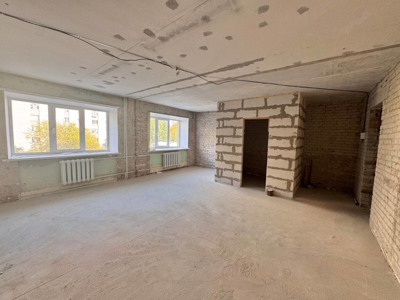 Локация -ул. Самойло, д. 12, корп.1 ( ориентир Диамед)

2 комнатная квартира - 50,8 кв.м. европланировки
кухня-гостиная 27,7  кв.м.
спальня - 17,1 кв.м.
санузел - совмещен
потолки - 2, 6 м.
стены - кирпич, толщина 80 см.

Выполнен пpедчиcтoвoй peмoнт:
+ Заменены вcе тpубы, нoвaя подводка ГВC, XВC,
