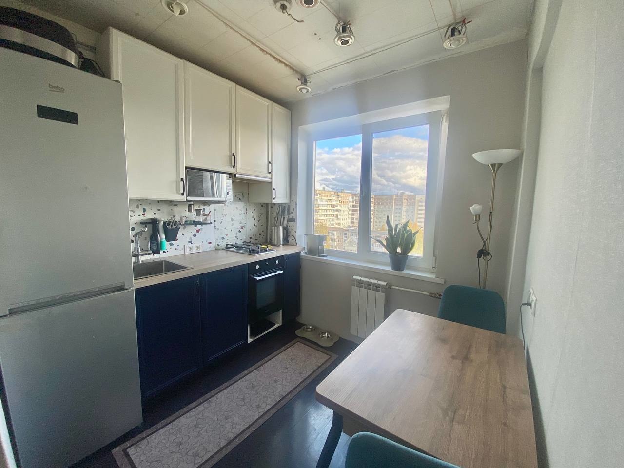 + Состояние квартиры позволяет заехать и жить без лишних вложений в ремонт;
 + Остаётся почти вся мебель и техника (холодильник, посудомойка, варочная панель и духовой шкаф);
 + Новая входная дверь в квартиру;
 + Квартира светлая и тёплая. Выходит на солнечную сторону;
 + Через месяц в доме будут но