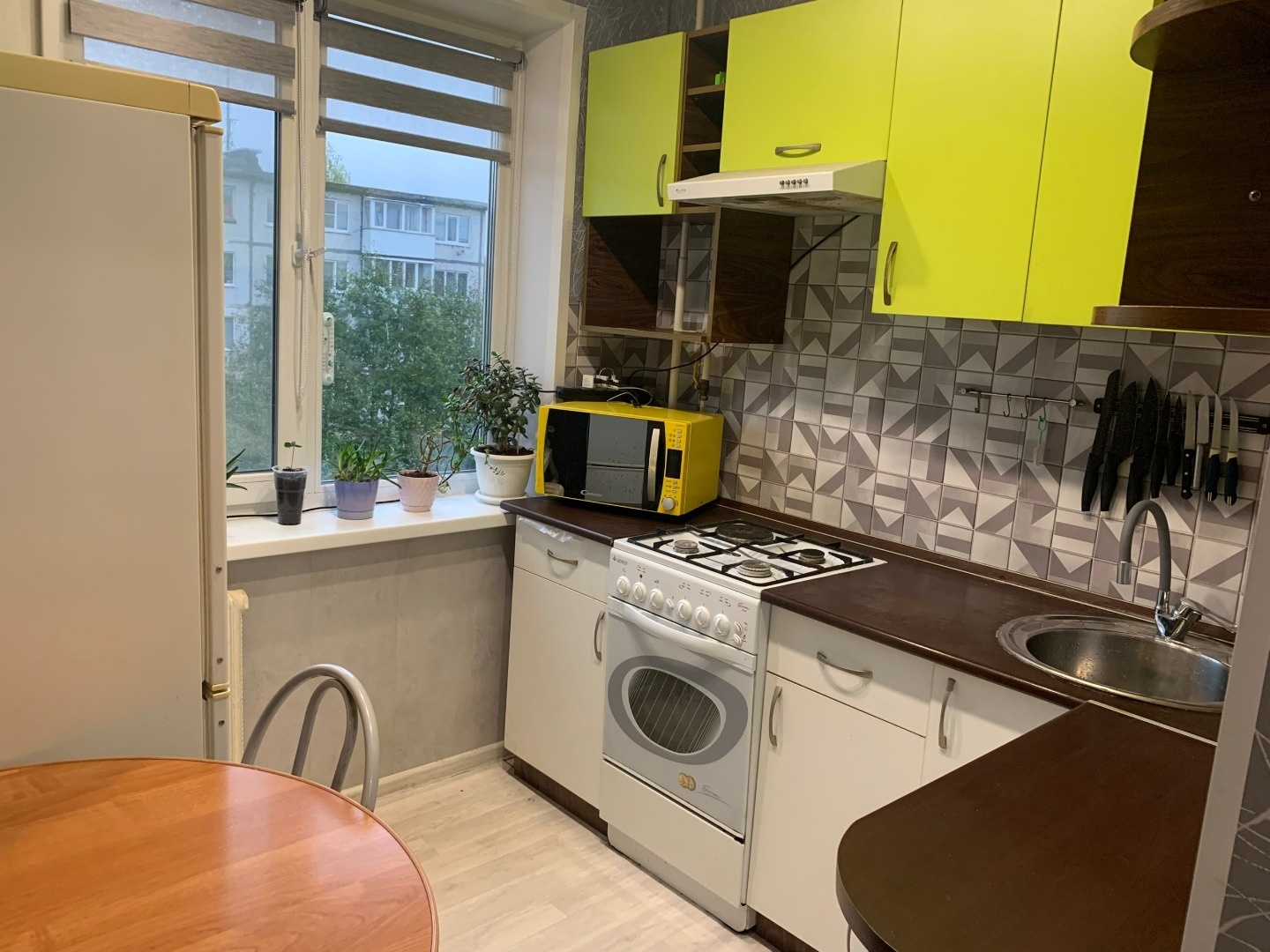 Арт. 112782368 
Продам 2-комнатную квартиру, на четвертом этаже панельного пятиэтажного дома. 
Общая площадь квартиры 44,1 кв. м. Комнаты раздельные, окна выходят на разные стороны дома. Есть гардеробное помещение для хранения вещей.
Санузел совмещен, в кафеле.
Состояние квартиры хорошее, На окнах с