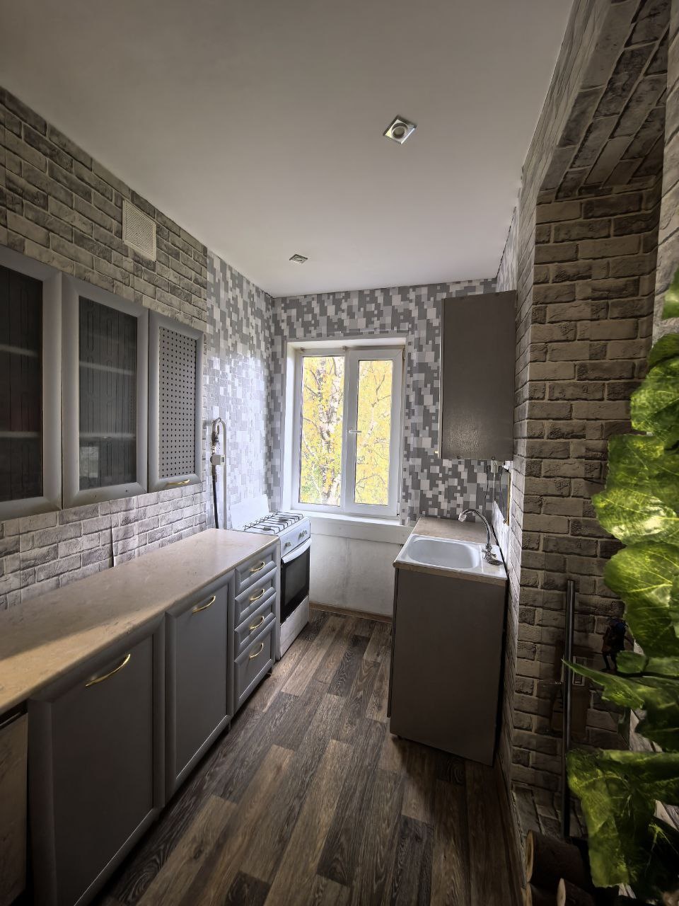 На прямой продаже трёхкомнатная квартира в д/д с частичными условиями, по адресу: город Архангельск, ул. Дрейера, д.47
Характеристики:
квартира расположена на втором этаже двухэтажного дома
произведён косметический ремонт во всём помещении, кроме одной комнаты
остаётся вся мебель и техника, представ