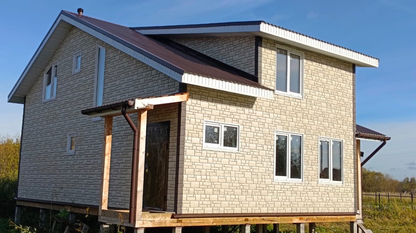 Продается дом 129 м2 по адресу Соломбальский территориальный округ, улица Совхозная.
Участок ИЖС, категория земель: земли населенных пунктов, общей площадью 1000 кв.м.
Дом 2024 года постройки, выполнен  из сип панелей.
В два этажа, состоит:
1 Этаж
- Веранда- 11,81 м.2
- Холл- 10,3 м.2
- Кухня-гостин