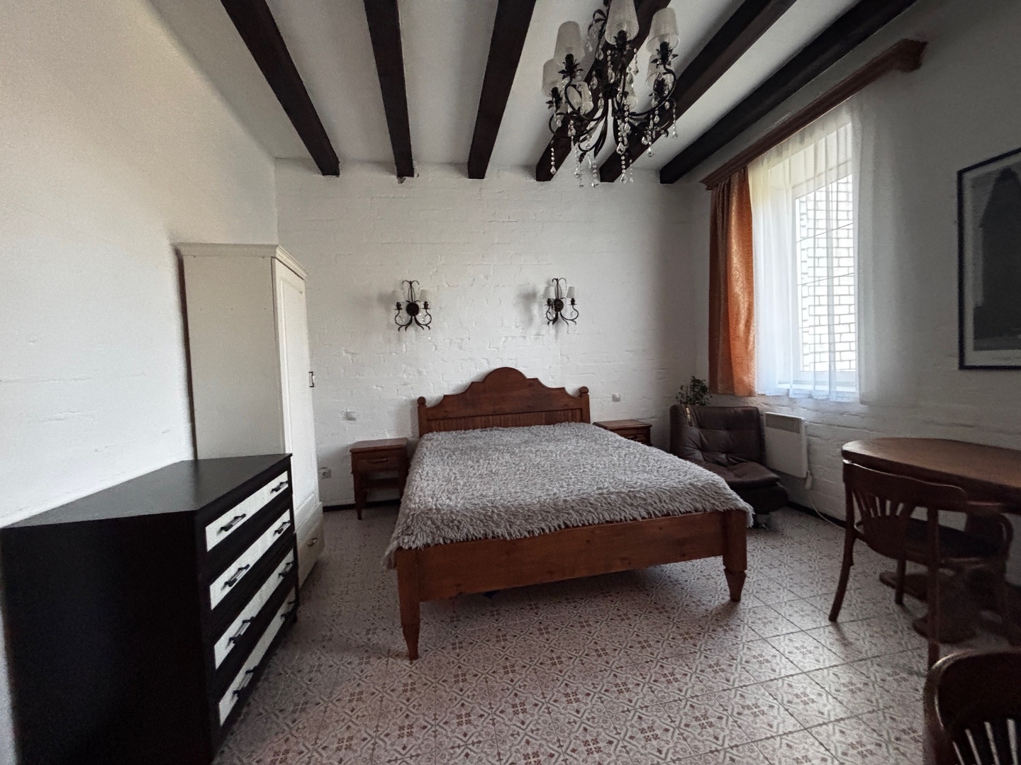 Апартаменты в уникальном французском коттедже в Архангельске
 Хотите жить не в стандартной «однушке», а в доме с душой и атмосферой?
Сдаются апартаменты в двухэтажном кирпичном коттедже с собственным санузлом и просторной планировкой (28 м²).
 О доме
 Кирпичный коттедж в уникальном французском стиле