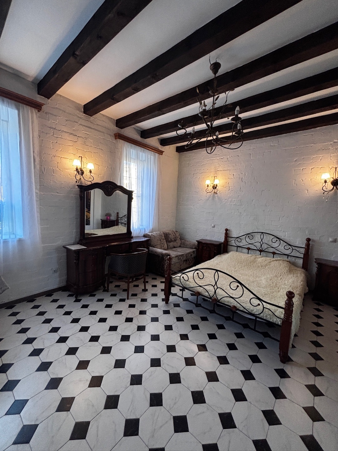 Апартаменты премиум-класса в французском коттедже
Представьте: вы возвращаетесь домой не в обычную квартиру, а в изысканный кирпичный коттедж во французском стиле.
Уют, тишина и собственная лужайка — всё это ждёт вас в уникальном доме, аналогов которому в Архангельске нет.
Что вы получаете:
Просторн