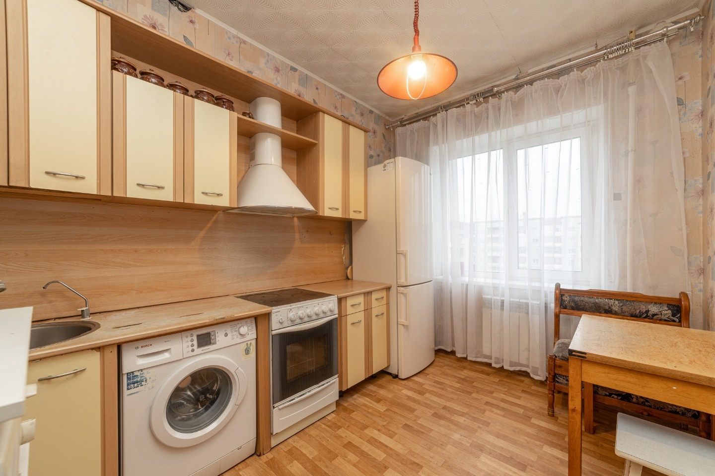 Центр города! Дом 93 серии 1990 года постройки!  Трехкомнатная квартира для большой и дружной семьи!  
Общая площадь квартиры 63 кв. м. в том числе комнат 17,2+ 11,5+ 10,3 кв. м., большая кухня 8,8 кв. м.
+ Во всей квартире установлены стеклопакеты;
+ Санузел раздельный, облицован кафельной плиткой;