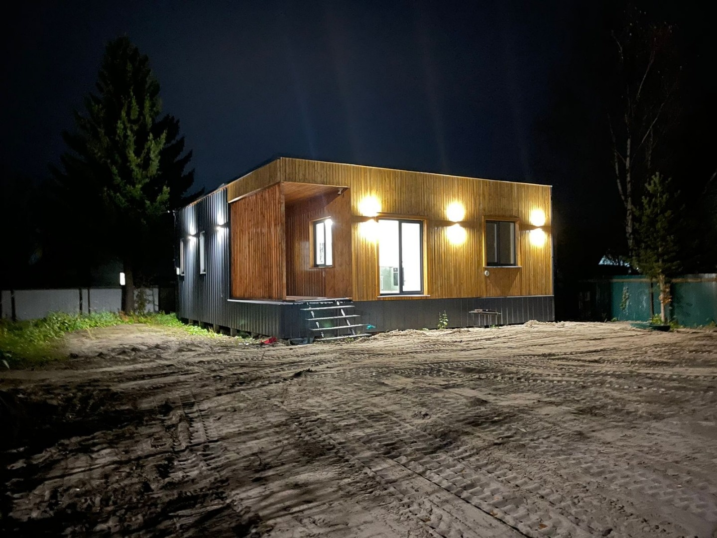 Арт. 108525412 
Продается великолепный НОВЫЙ ЖИЛОЙ дом с земельным участком в СНТ Березка – транспортная доступность всего 30 минут от центра города Архангельска и 15 минут от Северодвинска, дорога с твердым покрытием до участка.

Общая площадь дома - 86,57 кв.м.

3 спальни - 12,95, 10,54, 9,63 кв