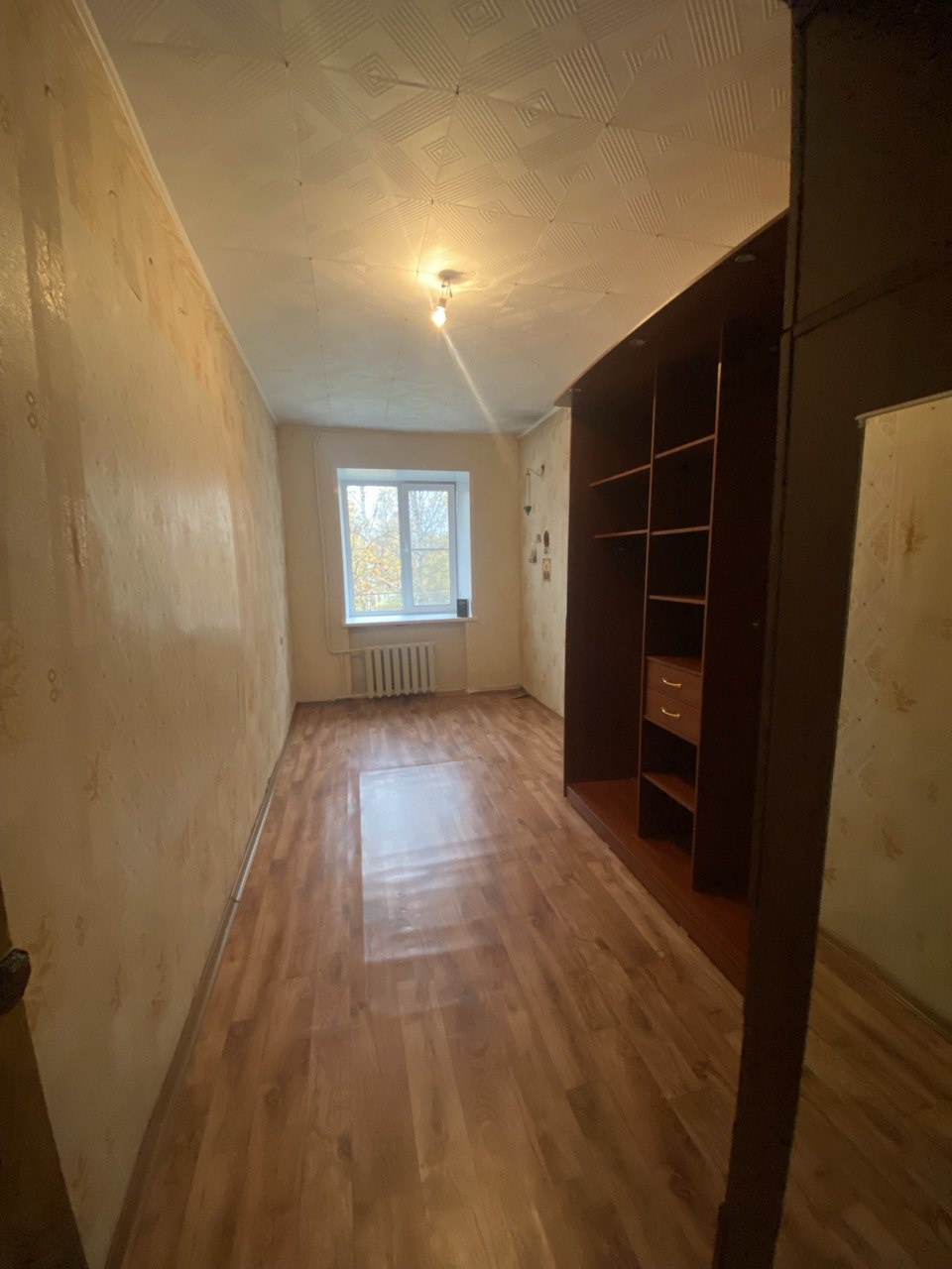 Продается 3-х комнатная квартира по адресу пр. Никольский, д. 126

Общая площадь - 59 кв.м.
Жилая площадь - 40,8 кв.м. (18+13,1+9,7)
Кухня - 6 кв.м.
Санузел раздельный
Потолки - 2,9 м
Балкон застеклен

На фото Вашему вниманию представлен проект возможной перепланировки. Наше агенство готово помочь В