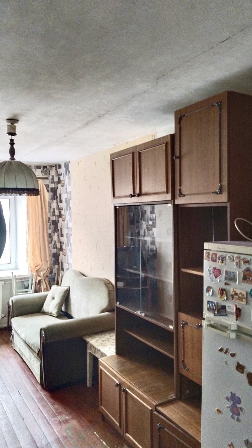 Продам комнату в пятикомнатной квартире, на четвертом этаже кирпичного пятиэтажного дома. Комната прямоугольной формы, состояние обычное. Установлен стеклопакет. 
Комната очень теплая, мебель остается покупателю. 
Места общего пользования в отличном состоянии. 

Подъезд чистый, после ремонта. Без по