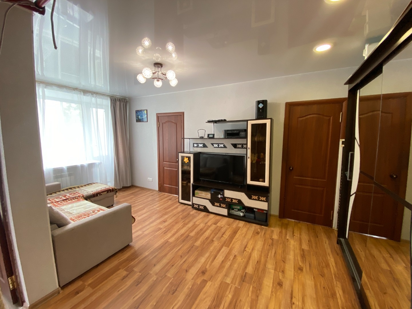 На продаже 2х-комнатная квартира. Две комнаты раздельные и зал гостинная. 

Дом кирпичный, хорошее состояние подъездов, ответственная управляющая компания.
Квартира на комфортном 3м этаже. Отличный вид из окна, видно реку и Европарк. 
Местоположение крайне удобное, легко на общественном транспорте д