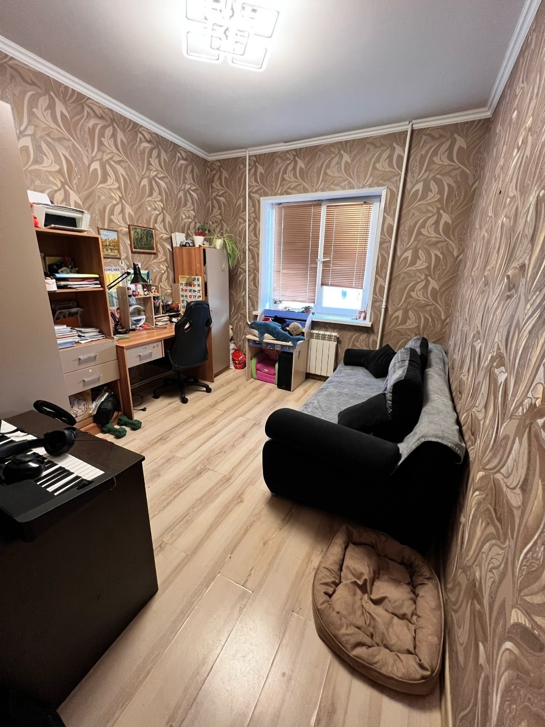 Продается 12 доли в квартире в самом центре города. В помещениях выполнен косметический ремонт, хорошие коммунальные условия, развитая инфраструктура — магазины, транспорт, школы в шаговой доступности. Быстрый выход на сделку. 
Звоните!!! Организую показ в удобное для нас время.
