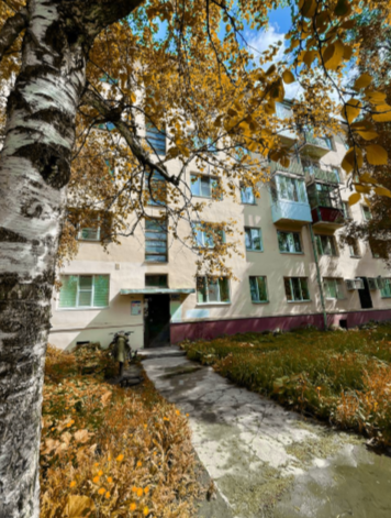 Арт. 106666464 
Комната в коммунальной квартире ,в теплом, кирпичном доме.
Рядом абсолютно все:аптеки,магазины,остановки,пункты выдачи и многое другое(далеко ходить не придется))
В комнате сделан ремонт . 
в 2-х комнатах проживает женщина с мужчиной, в 3-х остальных хорошая семья)
Сан узел и ванна в