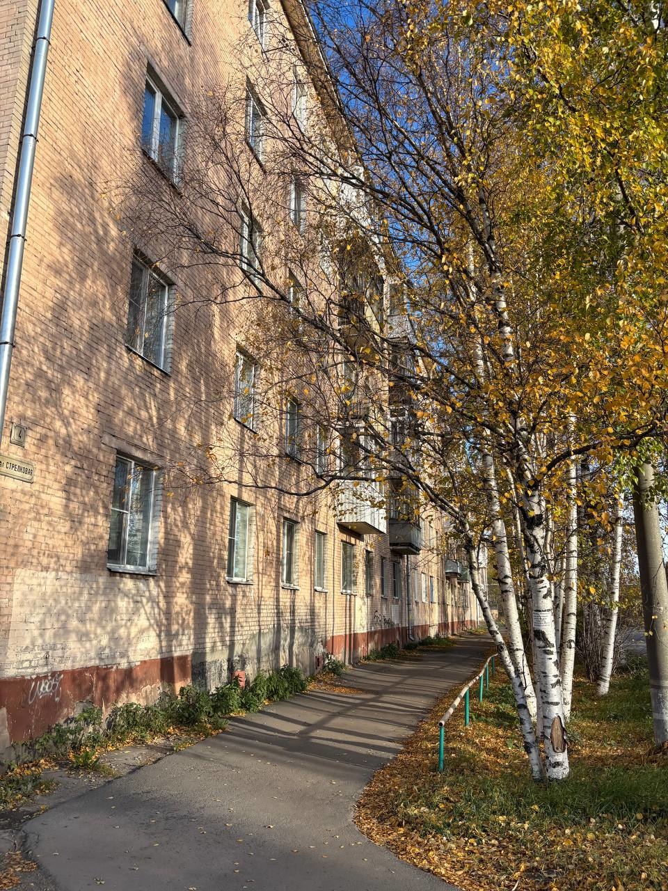 Арт. 105944204 
Предлагаем вашему вниманию уютную и теплую квартиру в кирпичном доме, расположенную на втором этаже пятиэтажного здания. Эта квартира идеально подойдет для тех, кто ценит комфорт и спокойствие.

Основные характеристики:

• Балкон: Застекленный, что позволяет наслаждаться свежим возду