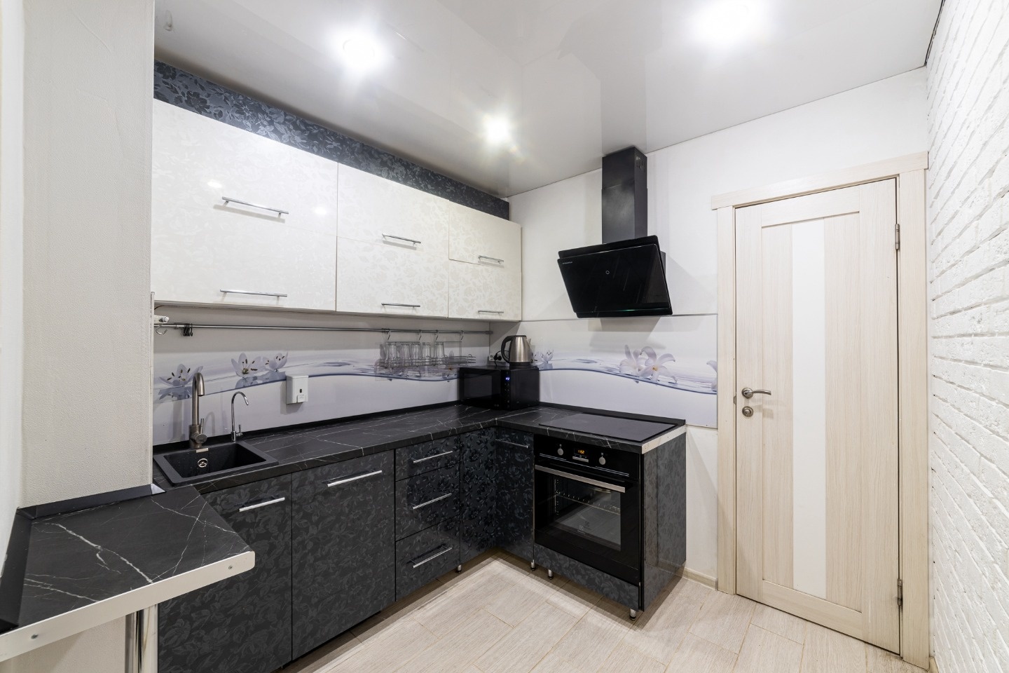 Давно мечтаете о 4-х комнатной квартире с отличным ремонтом, хорошими, доброжелательными соседями, в спокойном районе города? 
Наше предложение специально для Вас! 

Продается замечательная квартира самой удачной планировки, которая зарекомендовала себя как оптимальный вариант квартиры для семьи с д