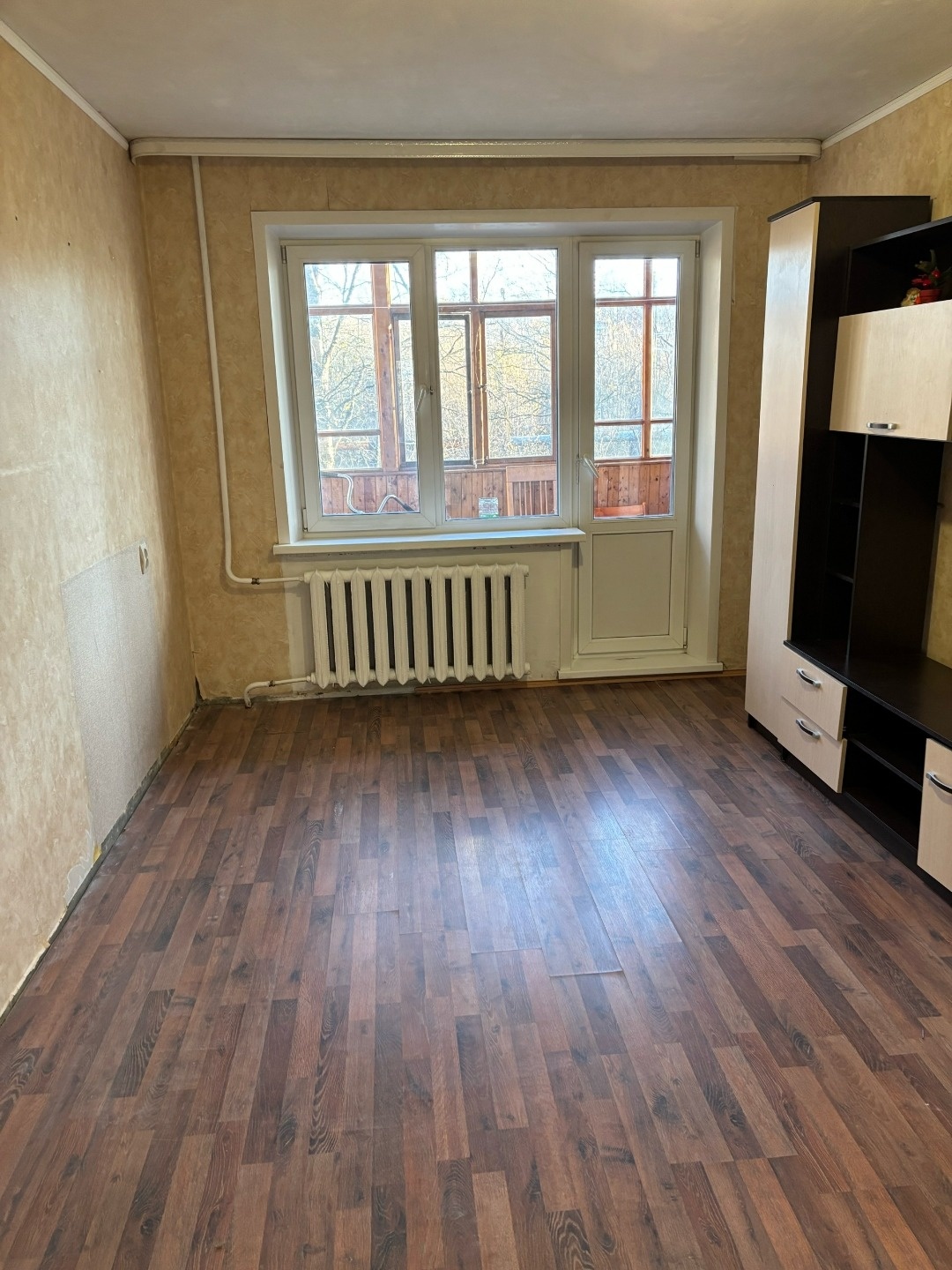 Сдам в аренду 2-комнатную квартиру на втором этаже панельного дома в поселке Цигломень.
Адрес: ул. Мира, д.3
Состояние квартиры хорошее, комнаты раздельные, окна выходят на разные стороны дома.
Квартира частично мебелирова, есть кухонная мебель и стенка в одной из комнат.
Санузел раздельный. На воду