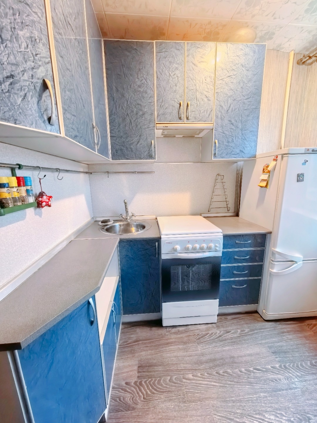 Аренда 1-ой квартиры на длительный срок! 
Замечательная, уютная с застекленным балконом.
Есть холодильник, стиральная машина, шкаф для хранения вещей
Встроенный кухонный гарнитур, стол, стулья.
Оплата за месяц 15000+ к/у+ залог 8000 (возвращается при выселении)
Комиссия агентству 50%
Требования к ар