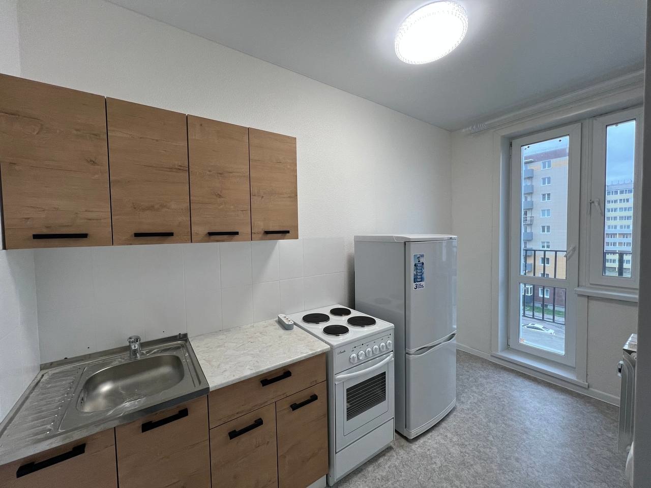 Сдается на длительный срок 1-комнатная квартиру в новом доме! 
+ дом 2024 года постройки;
+ 5 этаж из 10-ти (высокий цоколь);
+ очень теплая квартира;
+ общая площадь 28,3 кв.м., комната 14,4 кв.м., кухня 5.8 кв.м.;
+ дома с электроплитами;
+ санузел совмещен;
+ установлены стеклопакеты;
+ установле