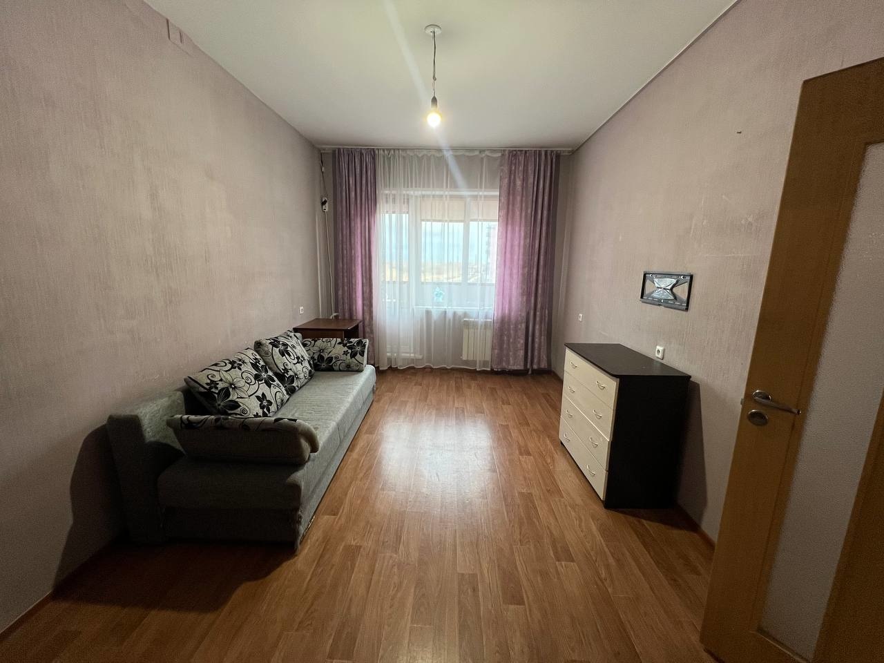 
 
Сдается на длительный срок 2х комнатная квартира общей площадью 53,5 кв. м., в том  числе комнат(18,3 и 12,0 кв. м.) ,кухня 9 кв. м. в доме 2017 года.
В квартире есть вся необходимая мебель и техника.
Арендная плата 26000+ коммунальные услуги+ залог 10000
Комиссия агентства 13000 рублей. 
