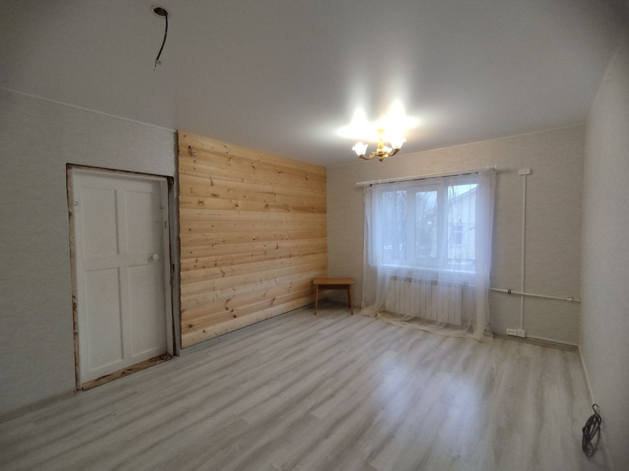 Продается 2-комнатная квартира в деревянном доме 1978 гп по адресу Маслова 24-10, расположенная на 1 этаже с высоким цоколем.
Дом со всеми удобствами – центральное отопление, холодная вода, газ. Горячая вода через бойлер (Электролюкс с изолированными тэнами). Имеются счетчики на газ и электричество 