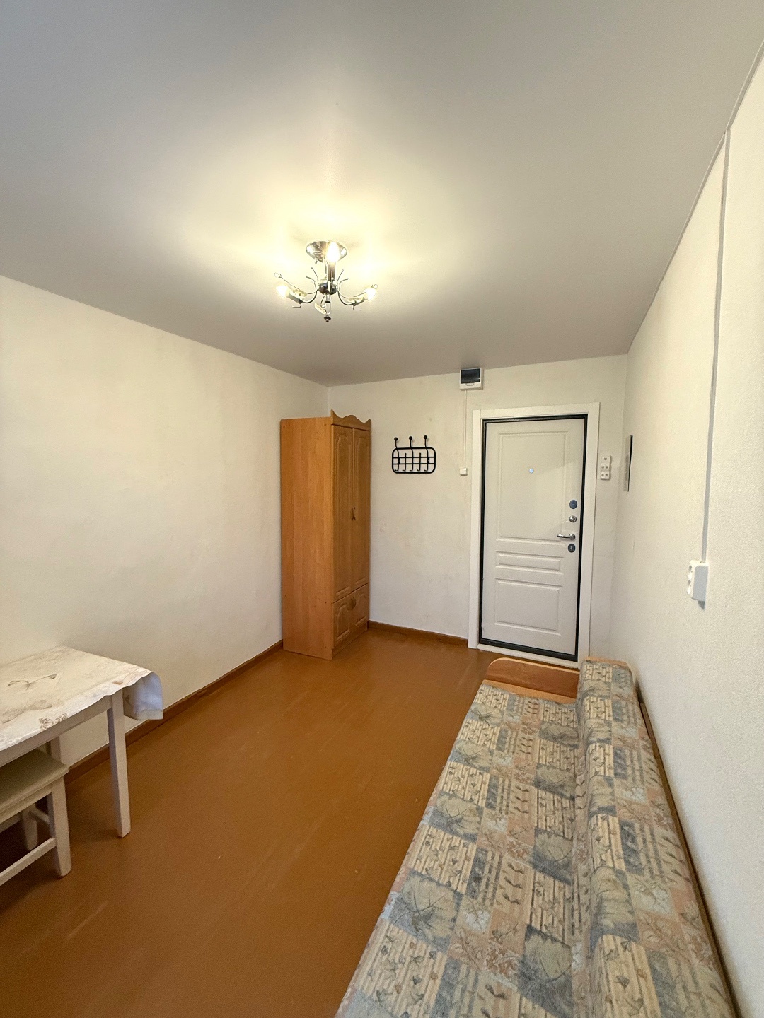 Продается уютная комната площадью 11,1 квадратных метра.
Светлая и комфортная комната, расположенная на втором этаже пятиэтажного дома. 
В комнате выполнен косметический ремонт: 
• Натяжной потолок.
• Полностью обновленная проводка
• Заменено окно на стекло пакет.
• Переклеены обои.

Окно выходит на