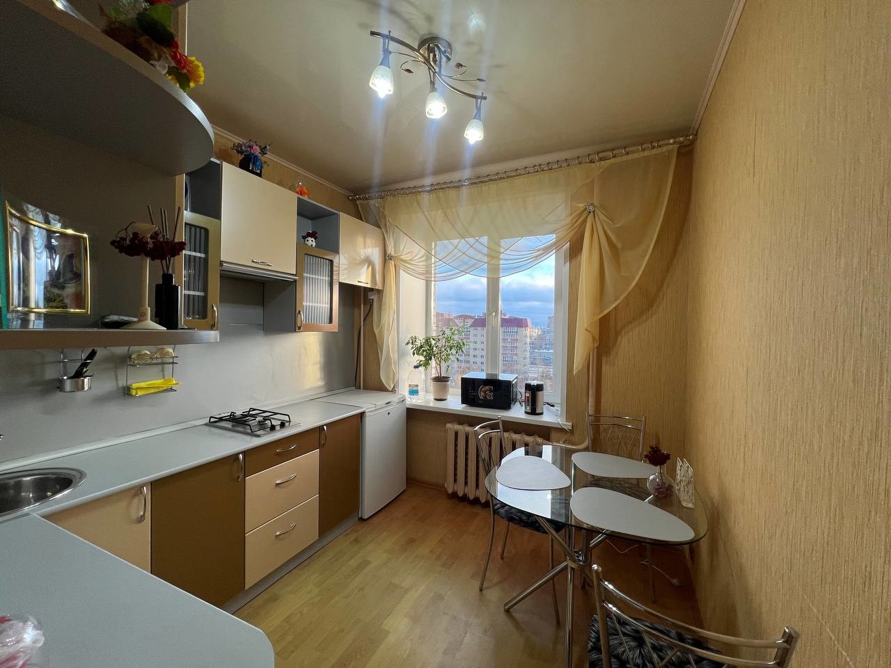 Новинка!!!  Центр города!
В этой квартире одни плюсы!!!
На длительный срок сдается большая, уютная, светлая ОДНОКОМНАТНАЯ квартира, общей площадью 35,8 кв. м.
+ Комната 19,9 кв.м и кухня 7,5 кв. м Функциональная и удобная планировка.!
+ Квартира находится в середине дома, не угловая;
+ Видовой 9 эта